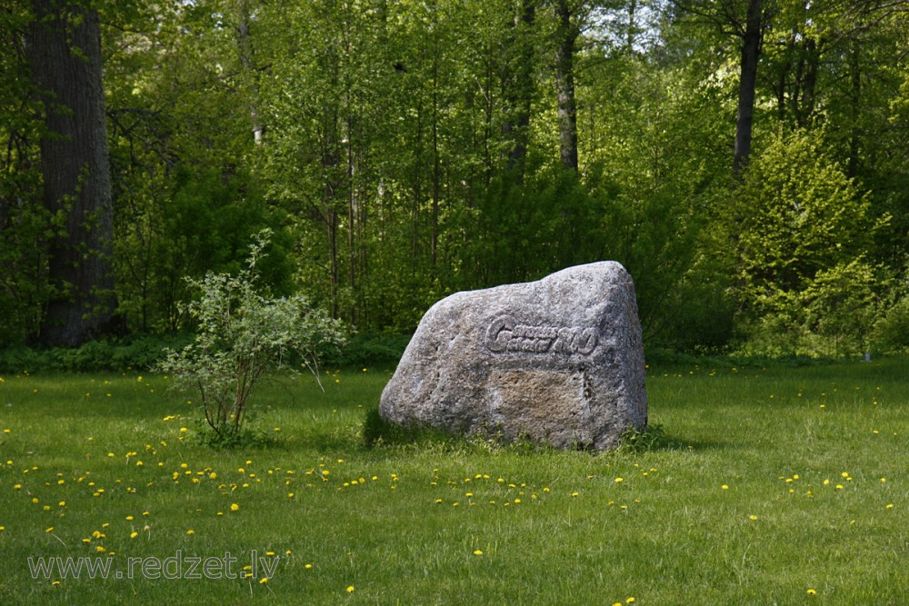 Piemiņas akmens Garozas skolai