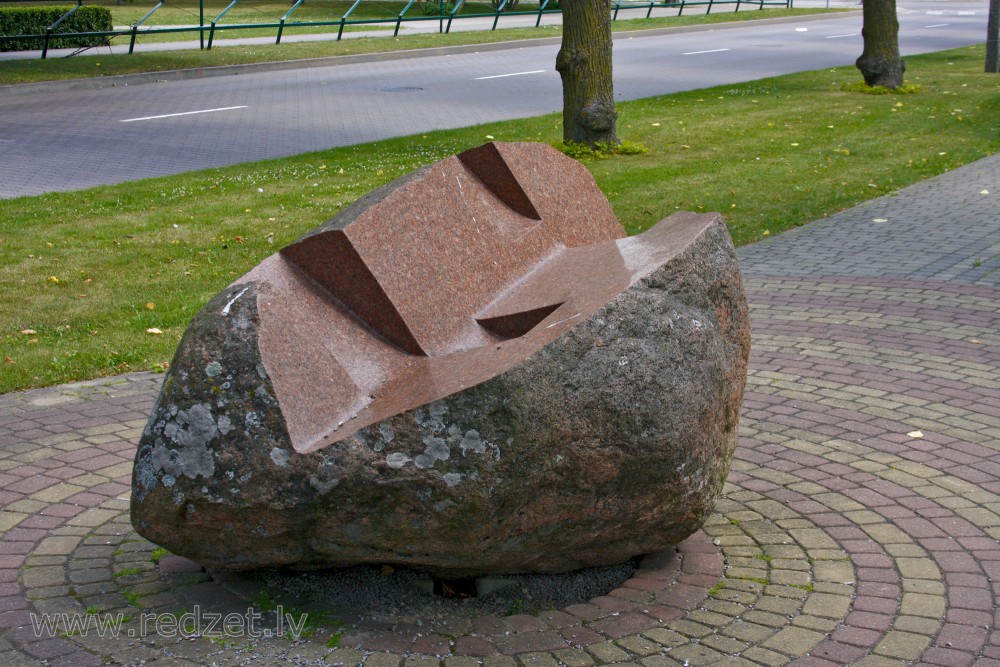 Algirdas Kuzma (Lietuva), skulptūra "Atslēgtais akmens"