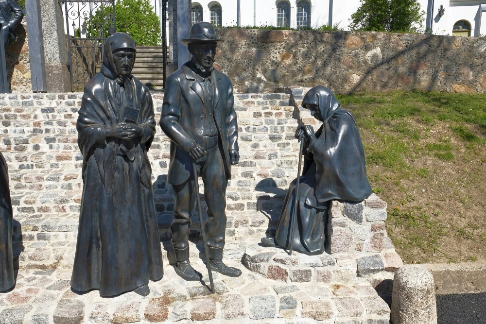 J. Rozentāla gleznas tēlu bronzas skulptūras, Saldus