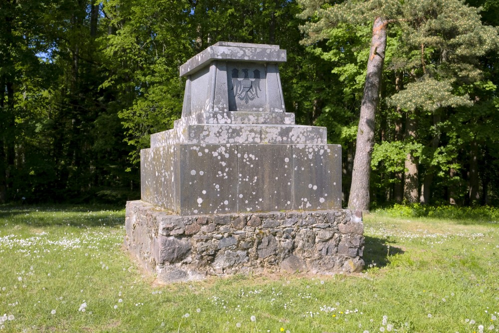Manteifel's monument with eagles