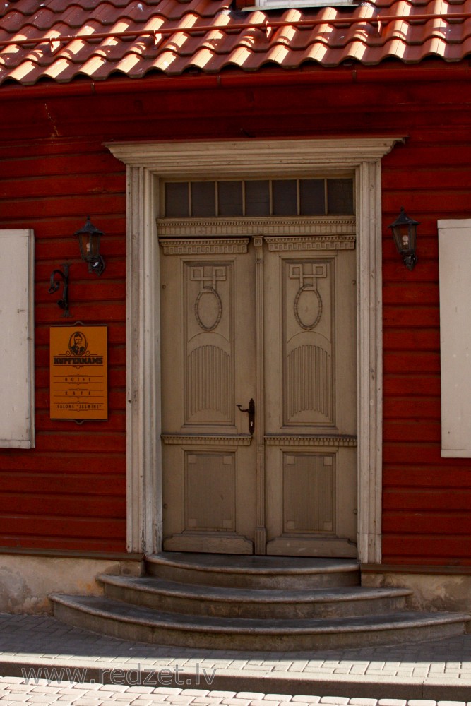 Ieejas durvis (Kārļa iela 5)