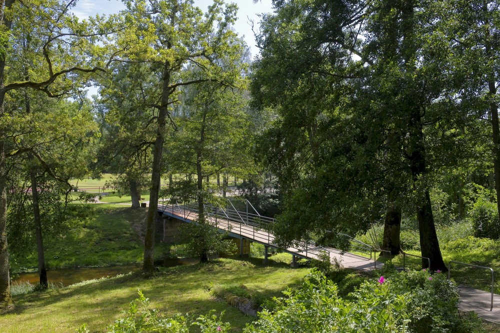 Pededzes upes zaļā promenāde un Sapņu templis Litenē