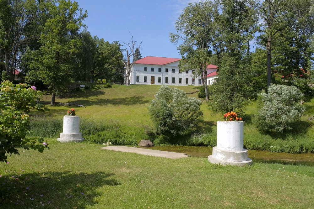 Pededzes upes zaļā promenāde un Sapņu templis Litenē