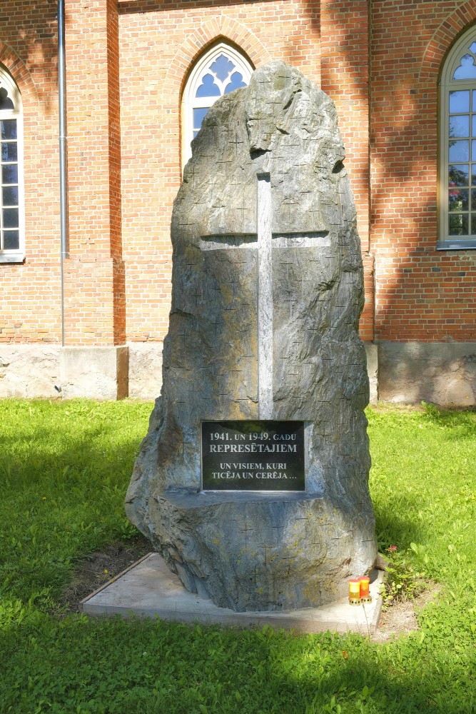 Piemineklis represēto piemiņai pie Budbergas luterāņu baznīcas Piemineklis represēto piemiņai pie Budbergas luterāņu baznīcas