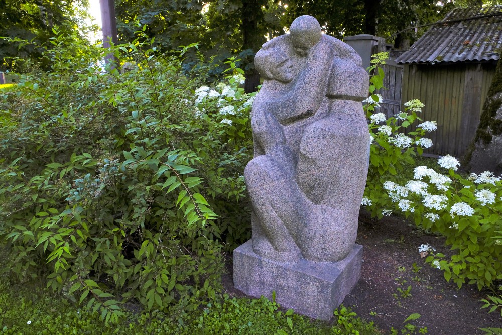 L. Rezevskas skulptūra "Ģimene" (1974)