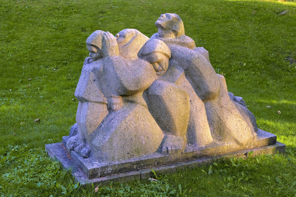 L. Rezevskas skulptūra "Sāpju ceļi" (1986)