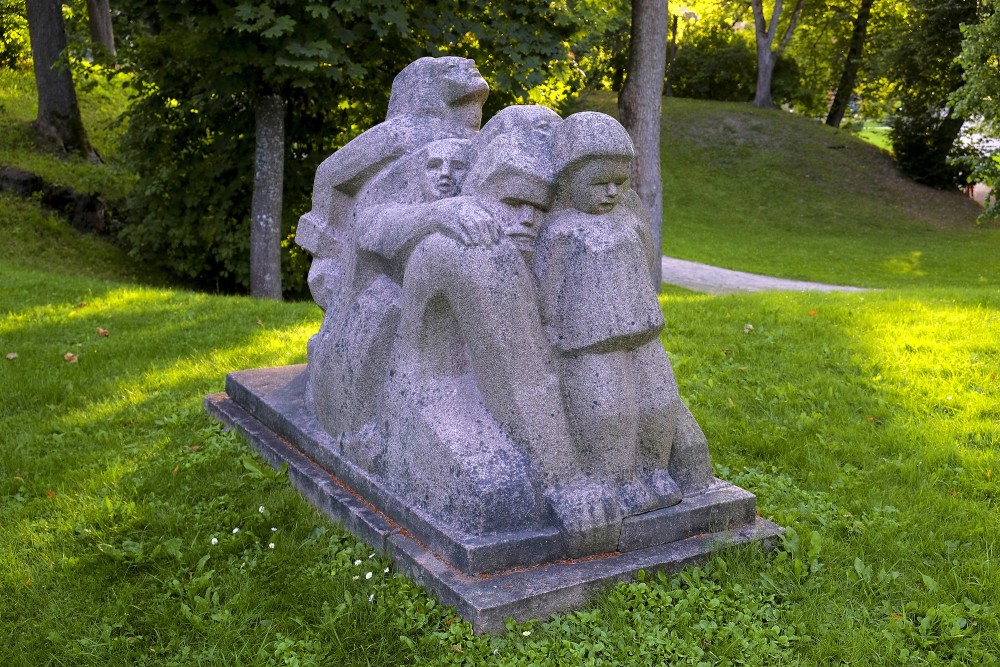 L. Rezevskas skulptūra "Sāpju ceļi" (1986)