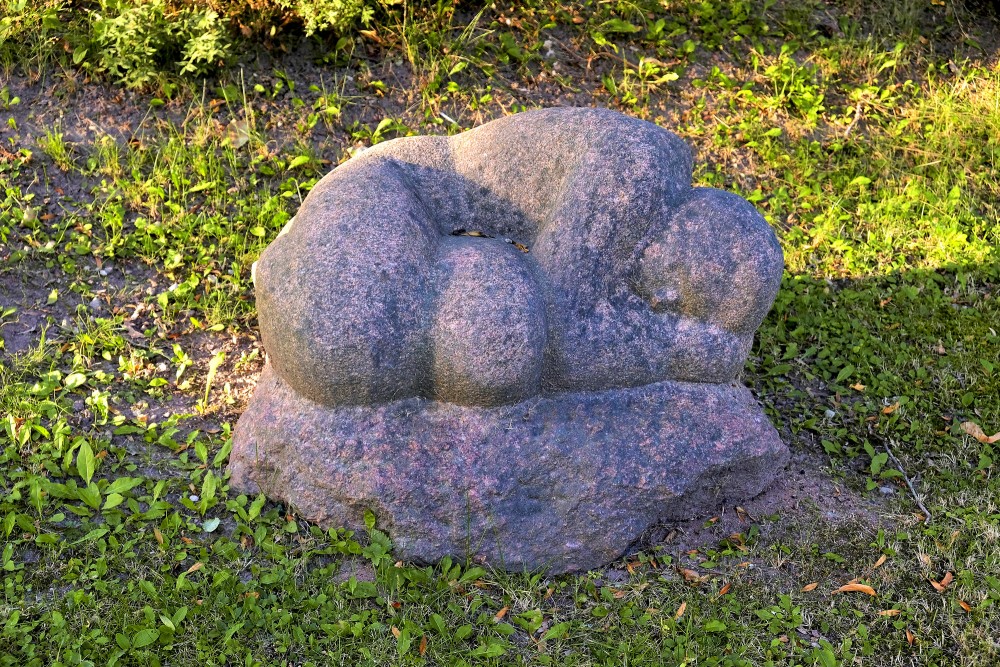 L. Rezevskas skulptūra "Bārenīte" (1987)