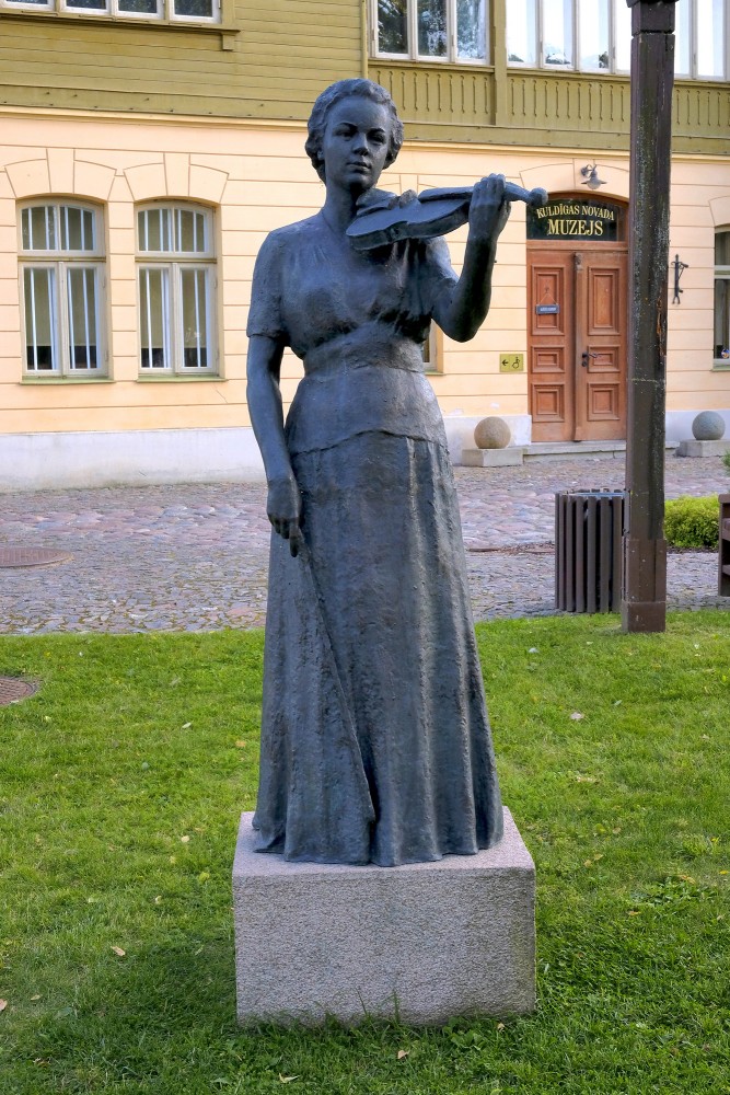 L. Rezevskas skulptūra "Vijolniece Lida Rubene" (1951)