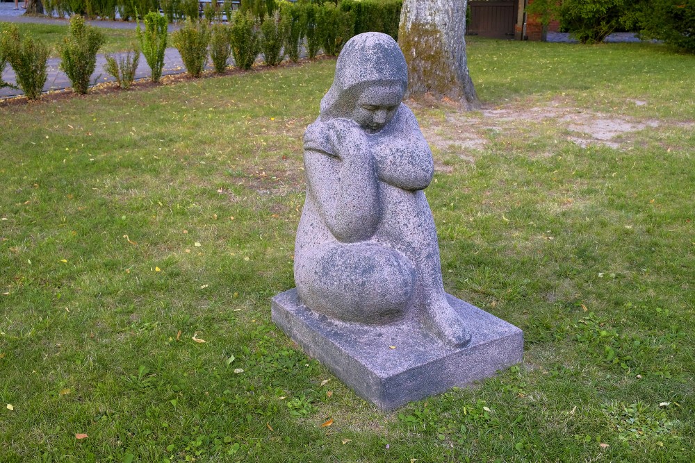 L. Rezevskas skulptūra "Pārdomas" (1960)
