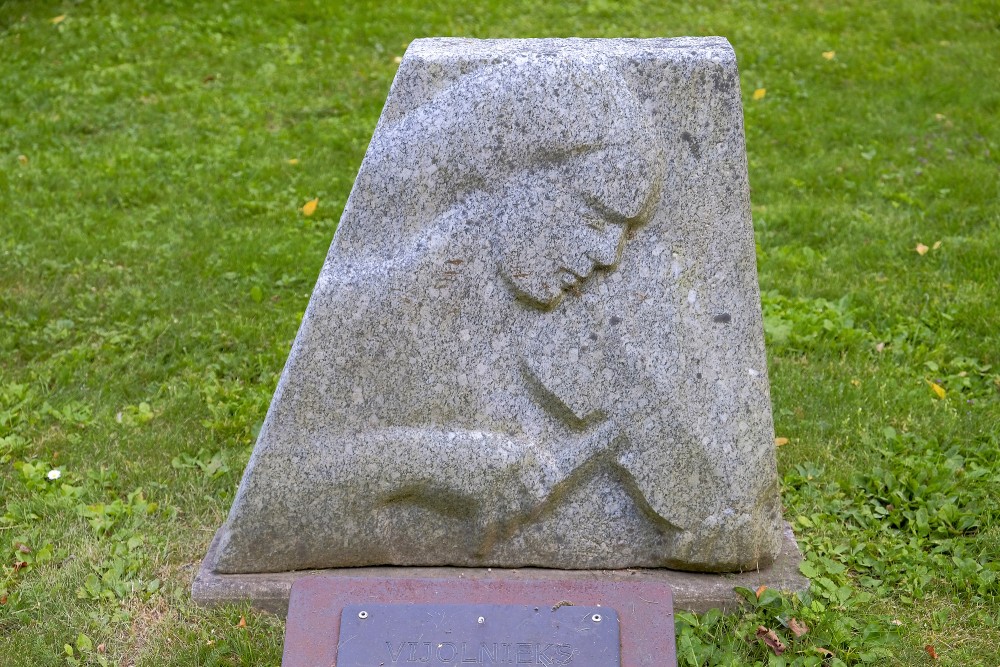 L. Rezevskas skulptūra "Vijolnieks" (1956)