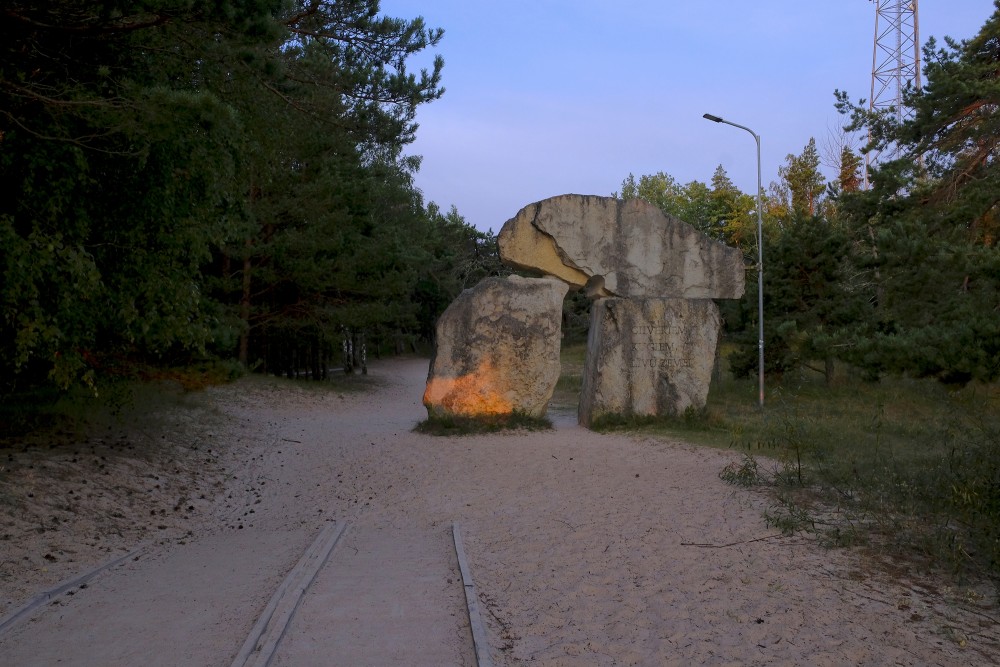 Piemineklis "Jūras paņemtiem"