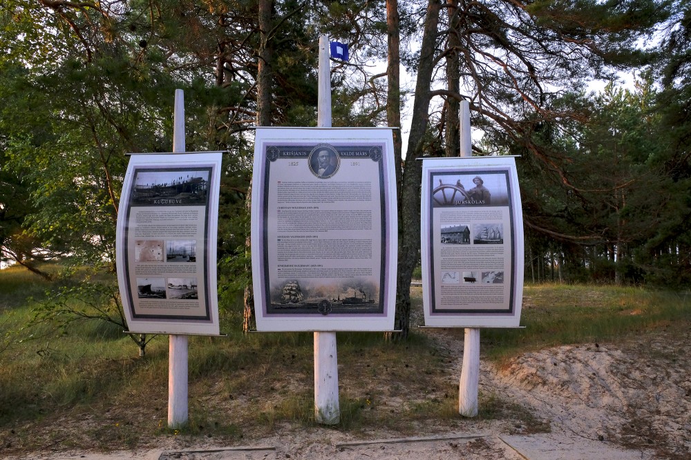 Informācijas stendi Kolkasragā