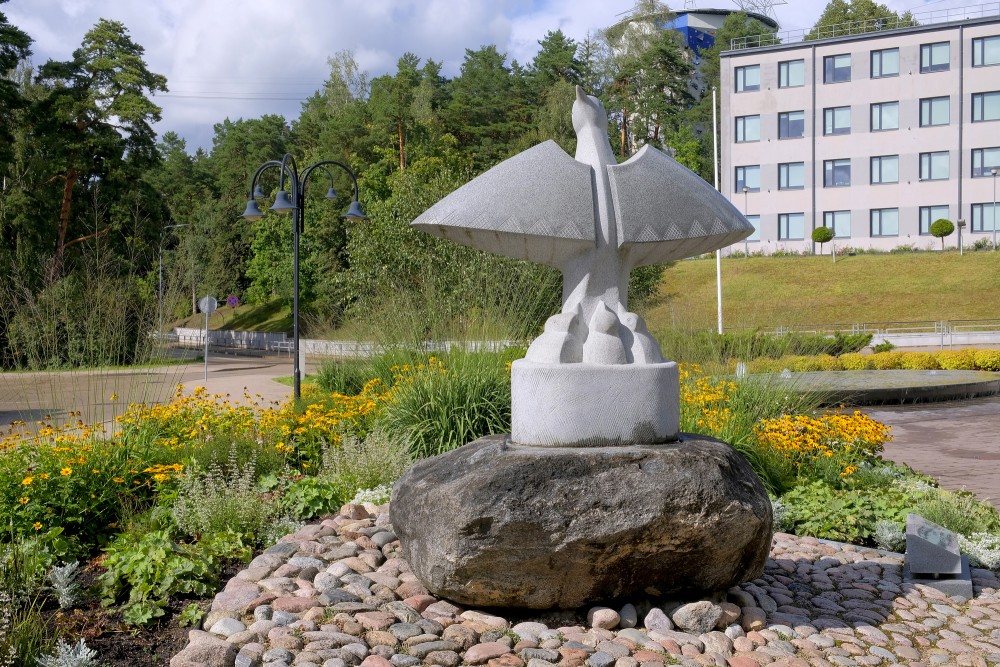 Sculpture "Baltā cielava" (The White Wagtail)
