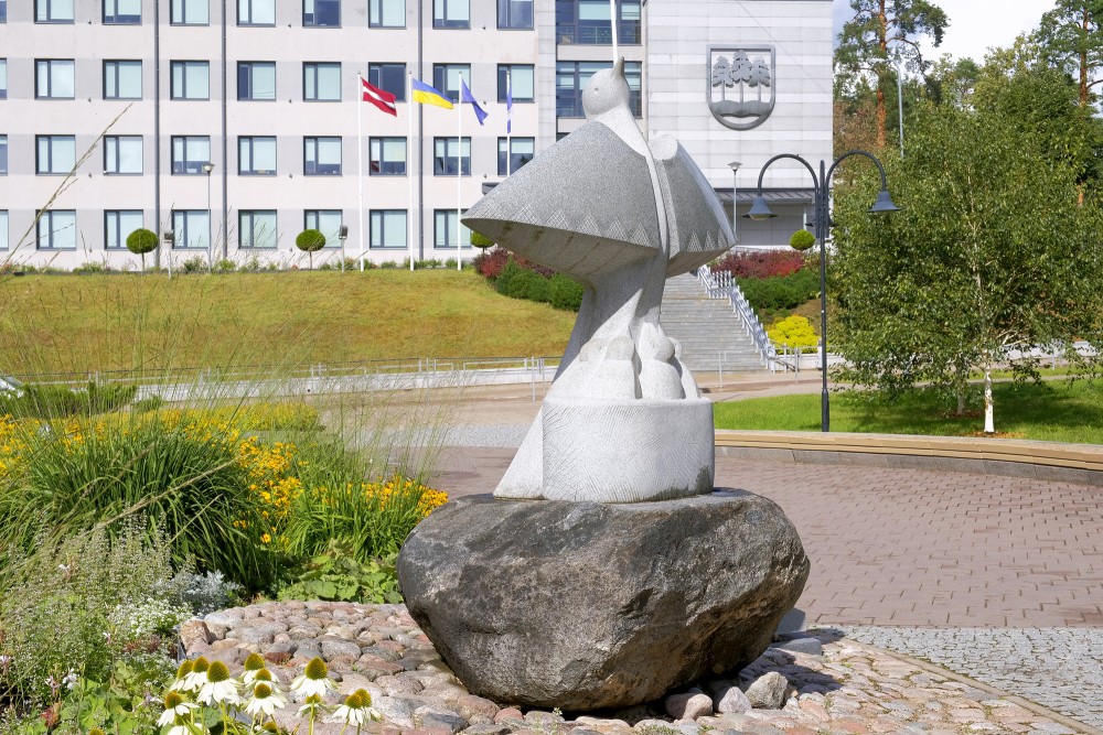 Sculpture "Baltā cielava" (The White Wagtail)