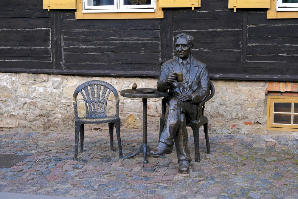 Skulptūra "Tējas tase kopā ar Ēvaldu Valteru"