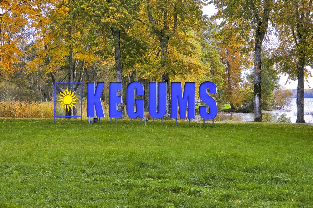 Vides objekts "ĶEGUMS" rudenīgā parkā