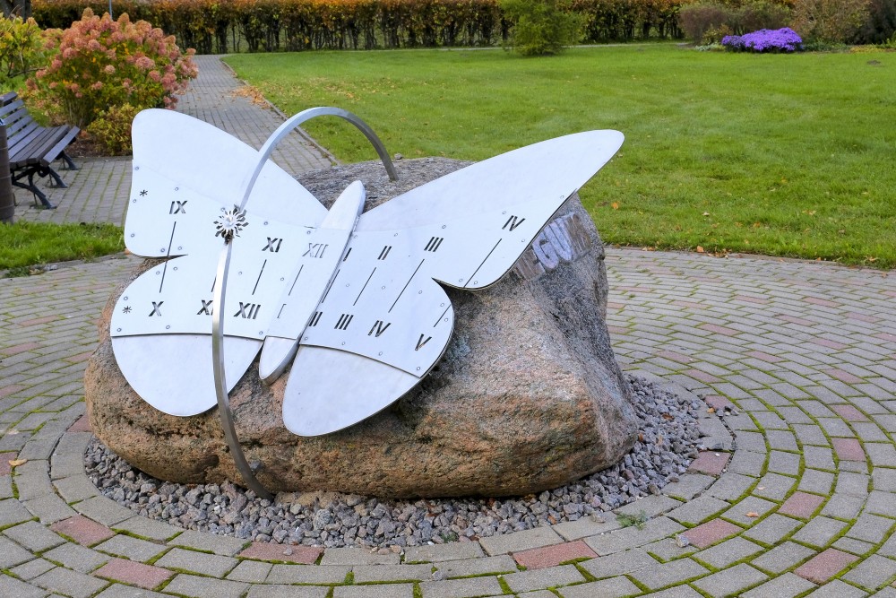 Vides objekts "Saules pulkstenis" Ķeguma parkā uz akmens pamatnes