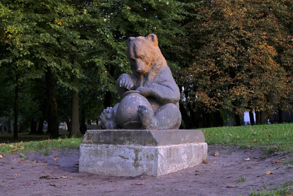 Skulptūra Lācis ar medus podu Liepājas jūrmalas parkā