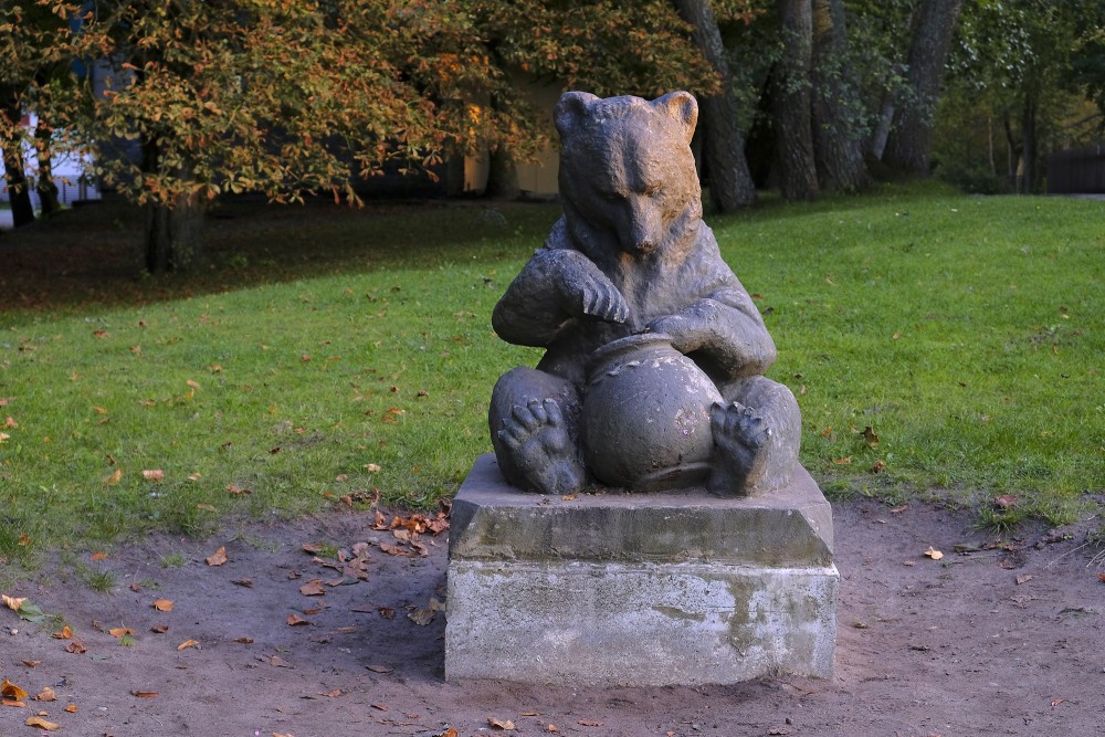 Lāča skulptūra ar medus podu parka zaļajā teritorijā