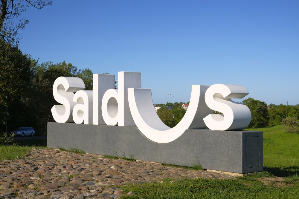 Environmental object – the town sign "Saldus"