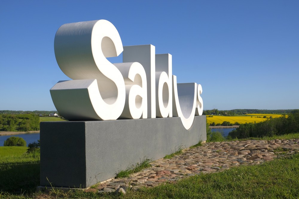 Environmental object – the town sign "Saldus"