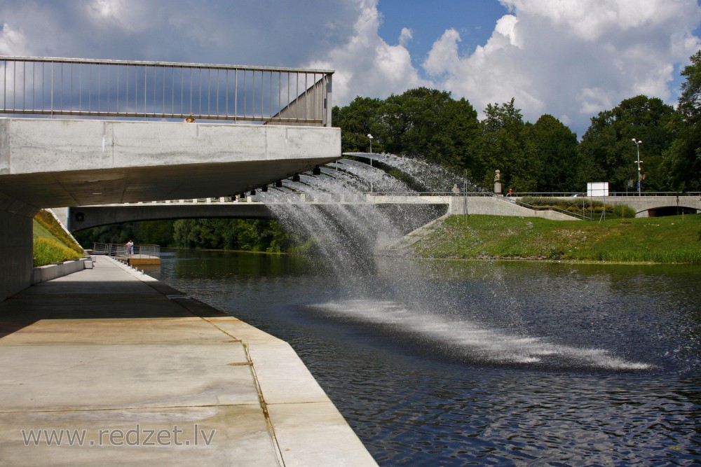 Skata laukums ar strūklaku Jāņa Čakstes bulvāra promenādē