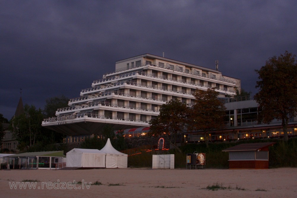 Viesnīca Baltic Beach Hotel naktī